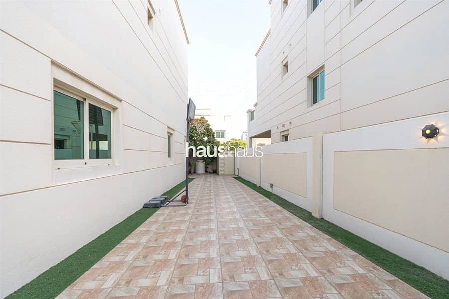 Vacant on transfer | Fully Furnished | Huge plot - Image 10