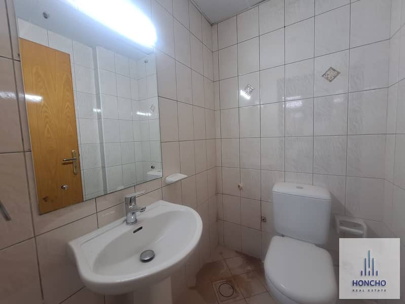 PREMIUM LOCATION |CHILLER FREE | NEAR TO METRO - Image 9