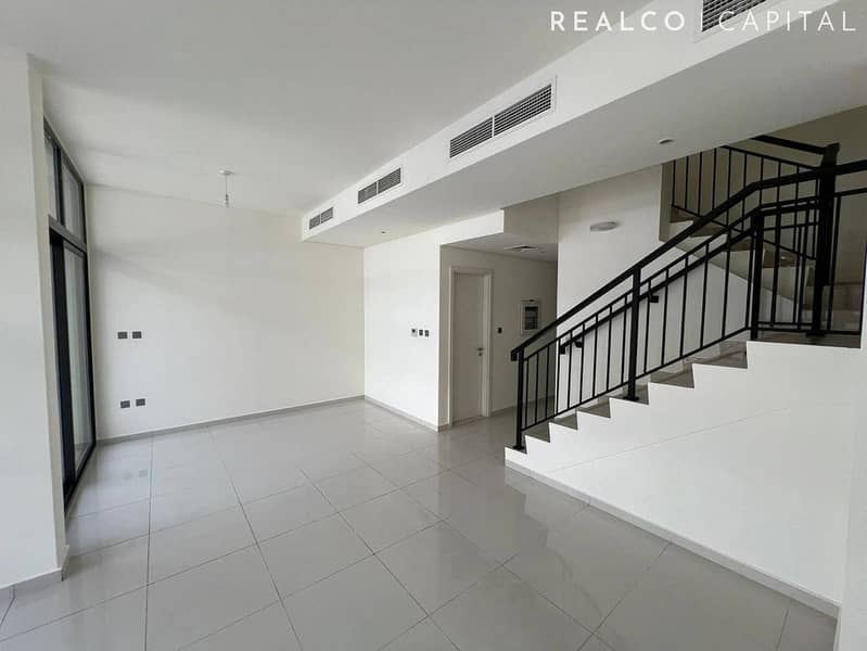 R2M14 MIDDLE UNIT HUGE LIVING SPACE FOR RENT