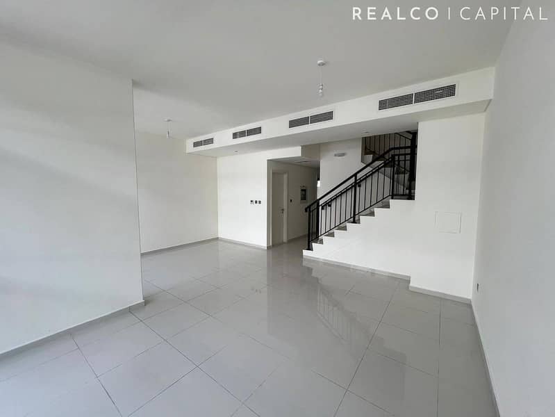 R2M14 MIDDLE UNIT HUGE LIVING SPACE FOR RENT