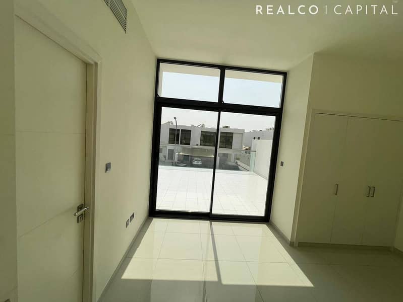 R2M14 MIDDLE UNIT HUGE LIVING SPACE FOR RENT - Image 7