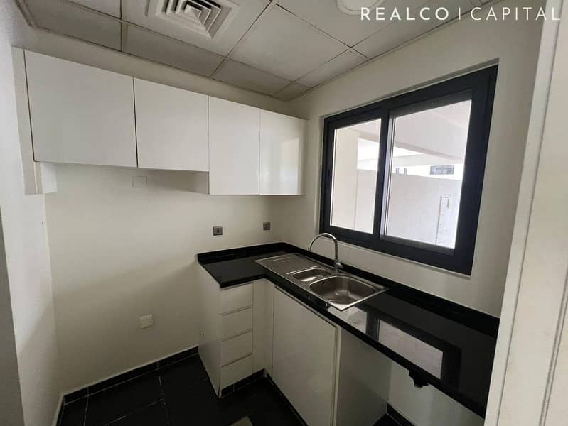 R2M14 MIDDLE UNIT HUGE LIVING SPACE FOR RENT - Image 8