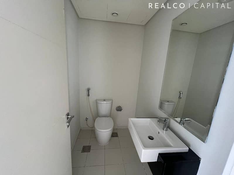 R2M14 MIDDLE UNIT HUGE LIVING SPACE FOR RENT - Image 9