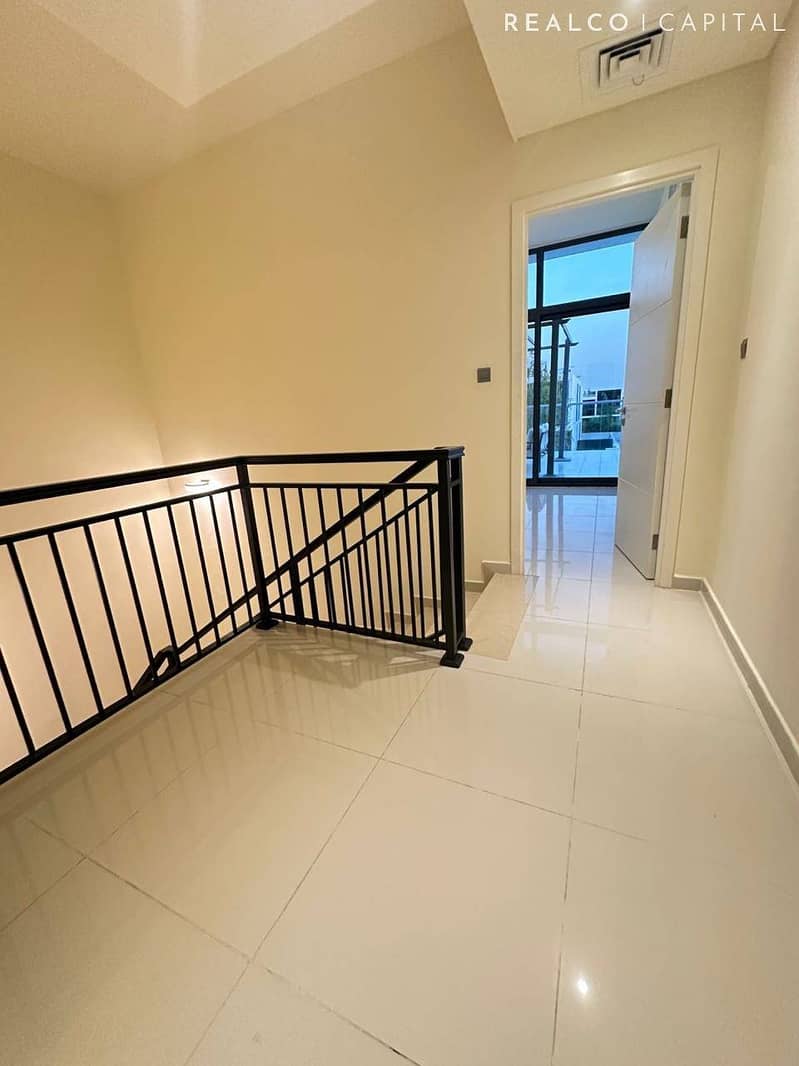 R2M14 MIDDLE UNIT HUGE LIVING SPACE FOR RENT - Image 10