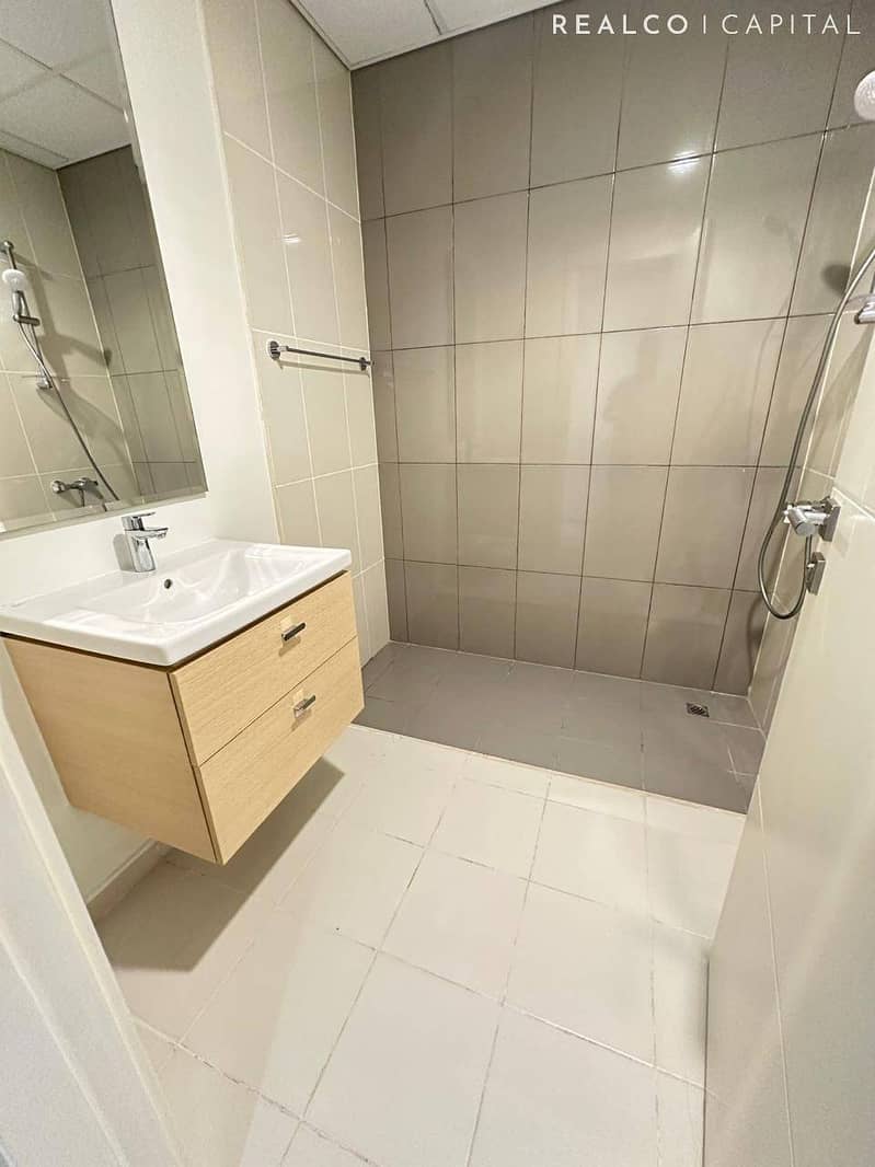 R2M14 MIDDLE UNIT HUGE LIVING SPACE FOR RENT - Image 12