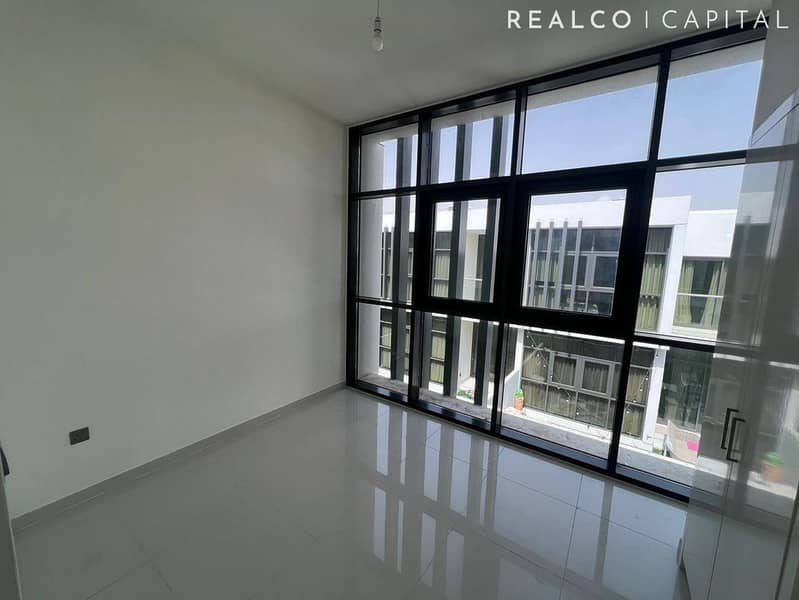 R2M14 MIDDLE UNIT HUGE LIVING SPACE FOR RENT - Image 15