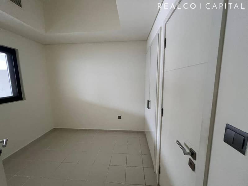 R2M14 MIDDLE UNIT HUGE LIVING SPACE FOR RENT - Image 17