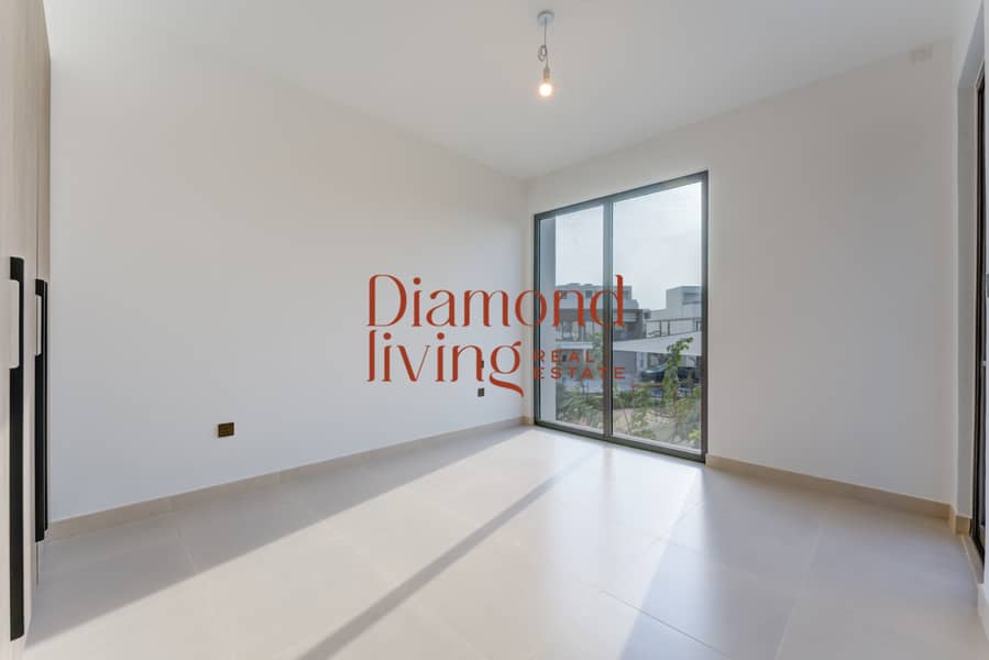 Brand New | Single Row | Park View - Image 9