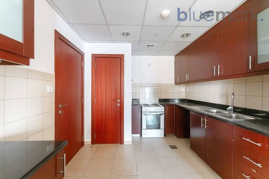 AWESOME MARINA VIEWS || BRIGHT UNIT || HIGH FLOOR - Image 9