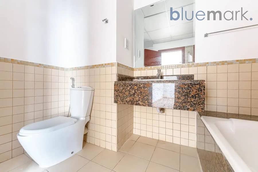 AWESOME MARINA VIEWS || BRIGHT UNIT || HIGH FLOOR - Image 11