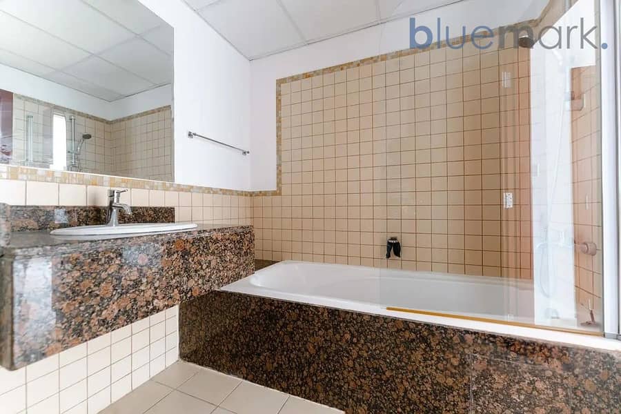 AWESOME MARINA VIEWS || BRIGHT UNIT || HIGH FLOOR - Image 12