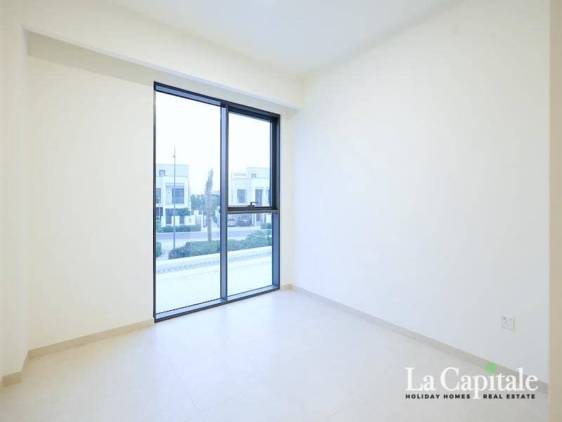 Prime Location | Access to Park | Ready to Move - Image 9