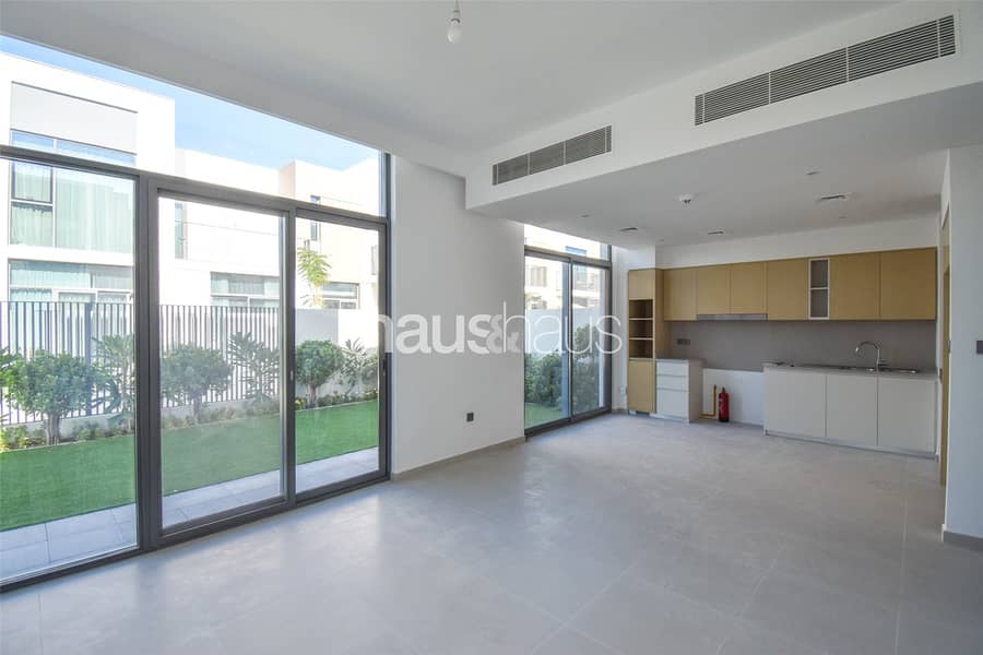 Corner Plot | Close to Pool | Modern | Vacant