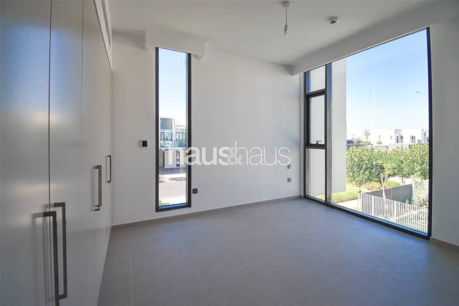 Corner Plot | Close to Pool | Modern | Vacant