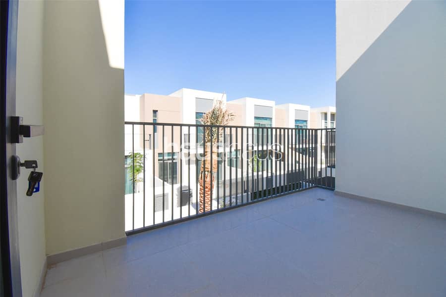 Corner Plot | Close to Pool | Modern | Vacant - Image 10