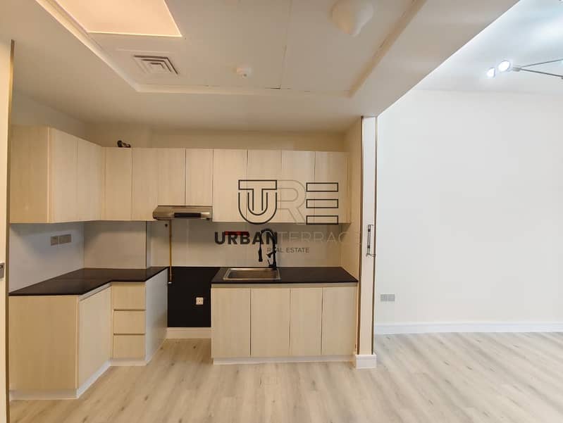 Large terrace I Vacant on Transfer I WELL - DESIGNED