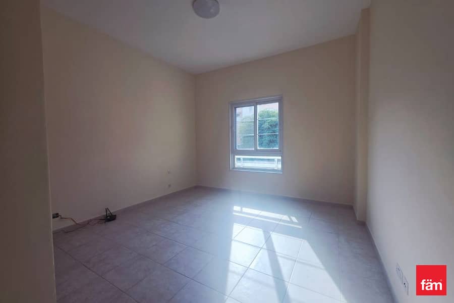 Vacant | Garden Views |Spacious | Prime location - Image 9