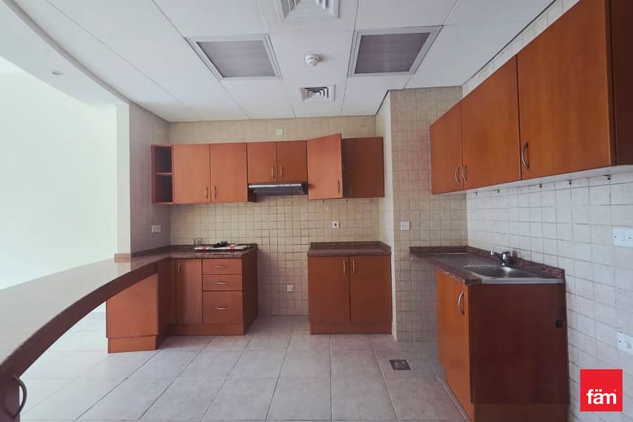 Vacant | Garden Views |Spacious | Prime location - Image 10