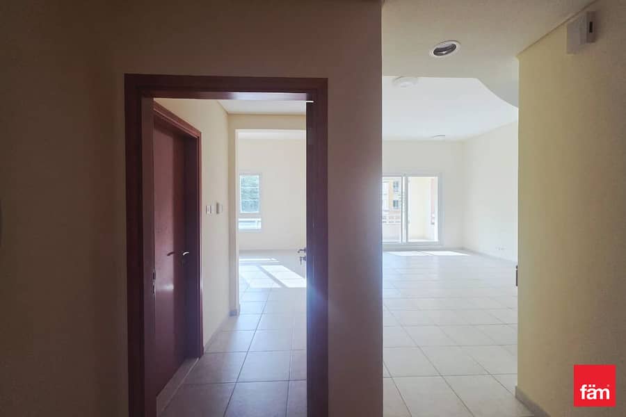 Vacant | Garden Views |Spacious | Prime location - Image 12