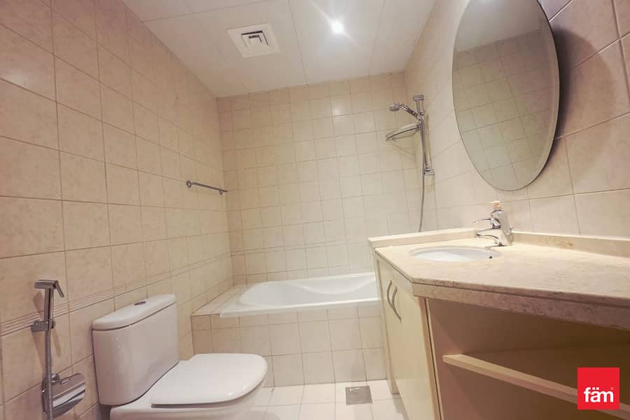 Vacant | Garden Views |Spacious | Prime location - Image 13