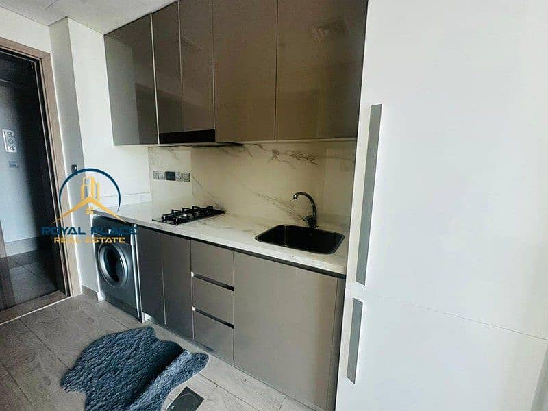 Spacious Studio | Burj Khalifa View | Farhad Azizi