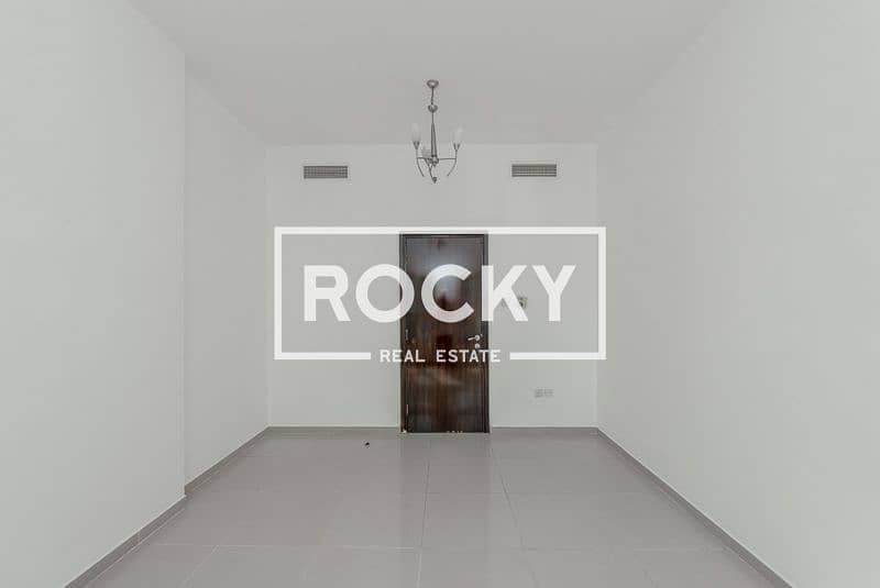 1 B/R Central AC Apt with Pool, Gym & Sauna & Parking