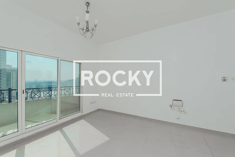 1 B/R Central AC Apt with Pool, Gym & Sauna & Parking