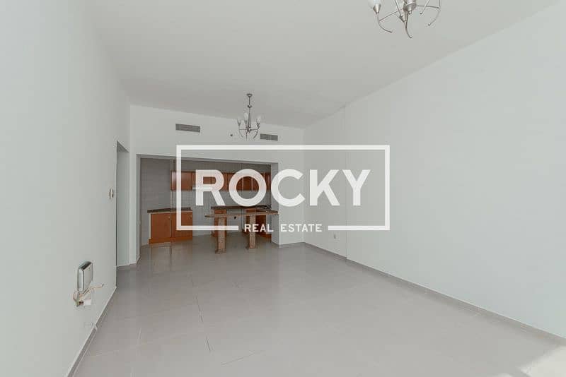 1 B/R Central AC Apt with Pool, Gym & Sauna & Parking