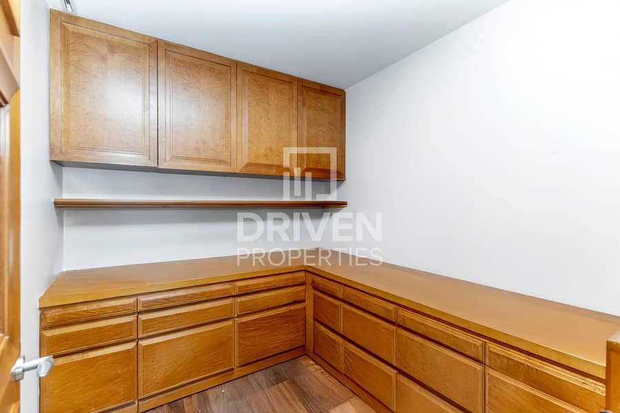 Study Room | High Floor | Fountain View | Vacant - Image 10