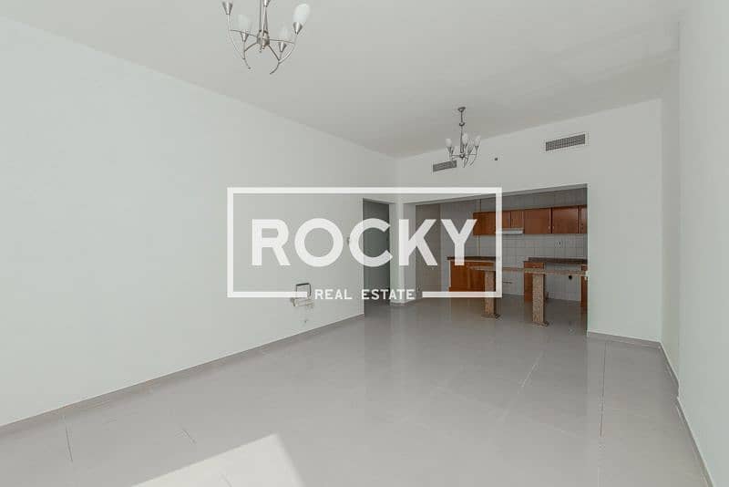 1 B/R Central AC Apt with Pool, Gym & Sauna & Parking