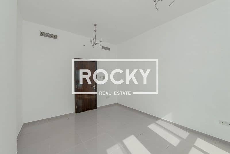 1 B/R Central AC Apt with Pool, Gym & Sauna & Parking - Image 9