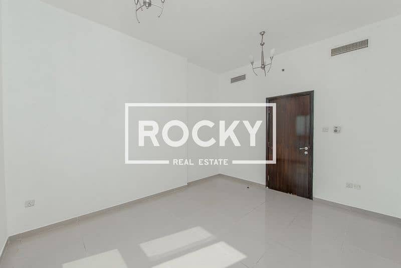 1 B/R Central AC Apt with Pool, Gym & Sauna & Parking - Image 10