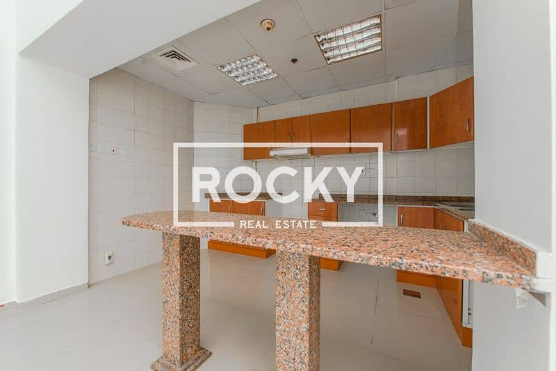 1 B/R Central AC Apt with Pool, Gym & Sauna & Parking - Image 15