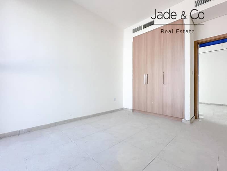 Community Expert | Single Row | Prime Location - Image 8