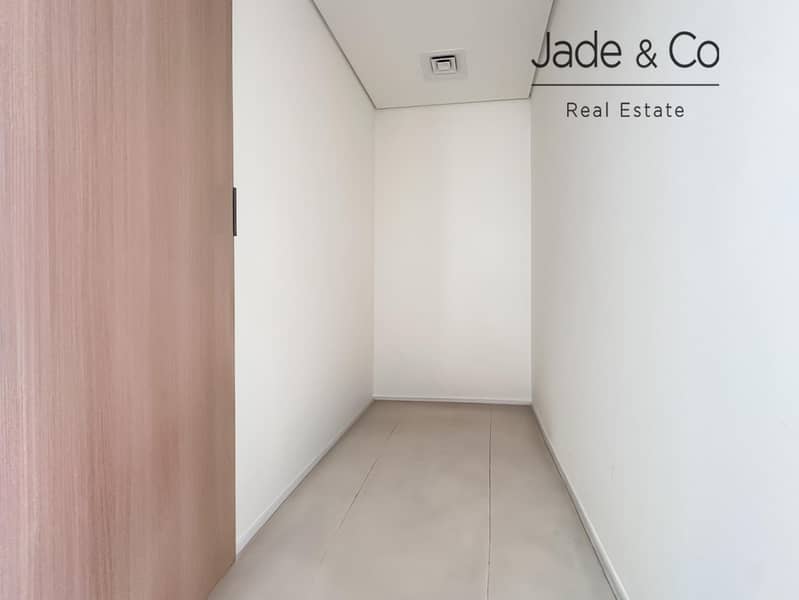 Community Expert | Single Row | Prime Location - Image 9