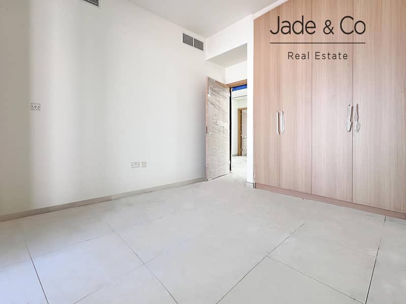 Community Expert | Single Row | Prime Location - Image 11