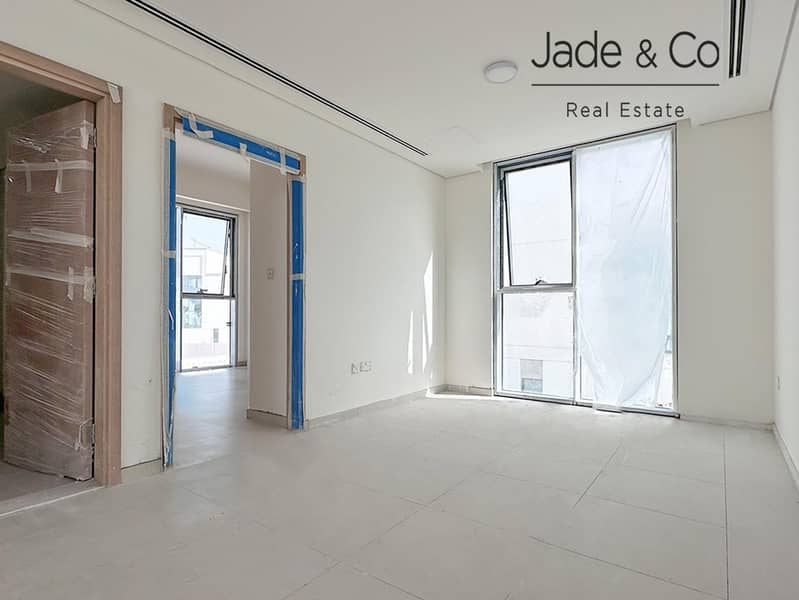 Community Expert | Single Row | Prime Location - Image 13