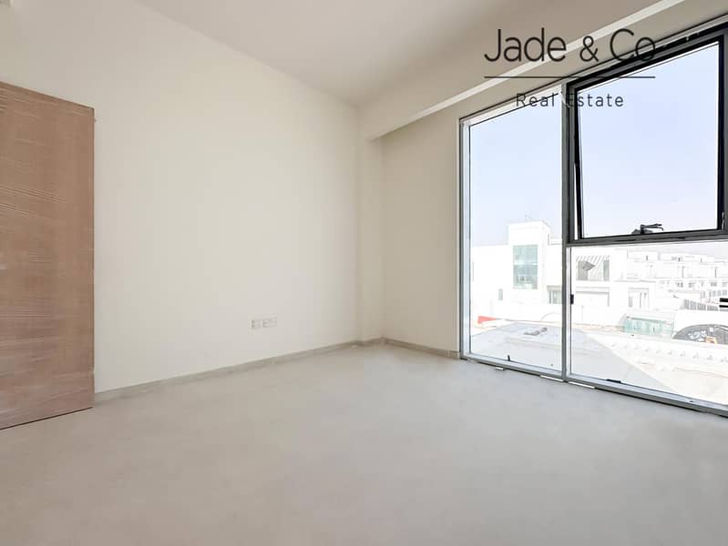 Community Expert | Single Row | Prime Location - Image 14