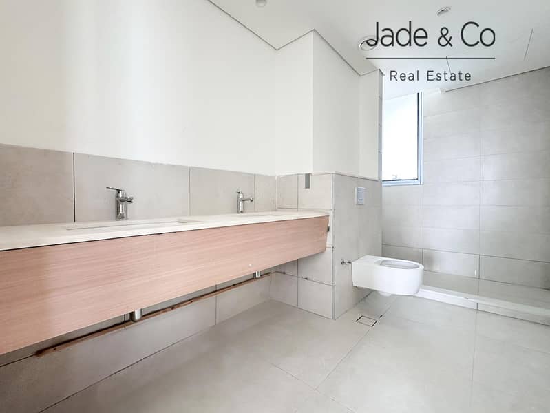 Community Expert | Single Row | Prime Location - Image 16