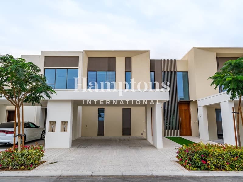 Brand New | Single Row | Facing Park