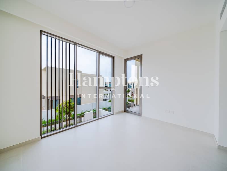 Brand New | Single Row | Facing Park - Image 7