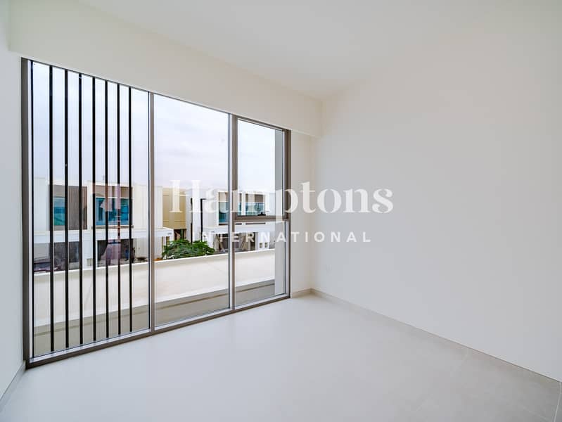 Brand New | Single Row | Facing Park - Image 15