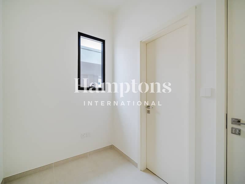 Brand New | Single Row | Facing Park - Image 21