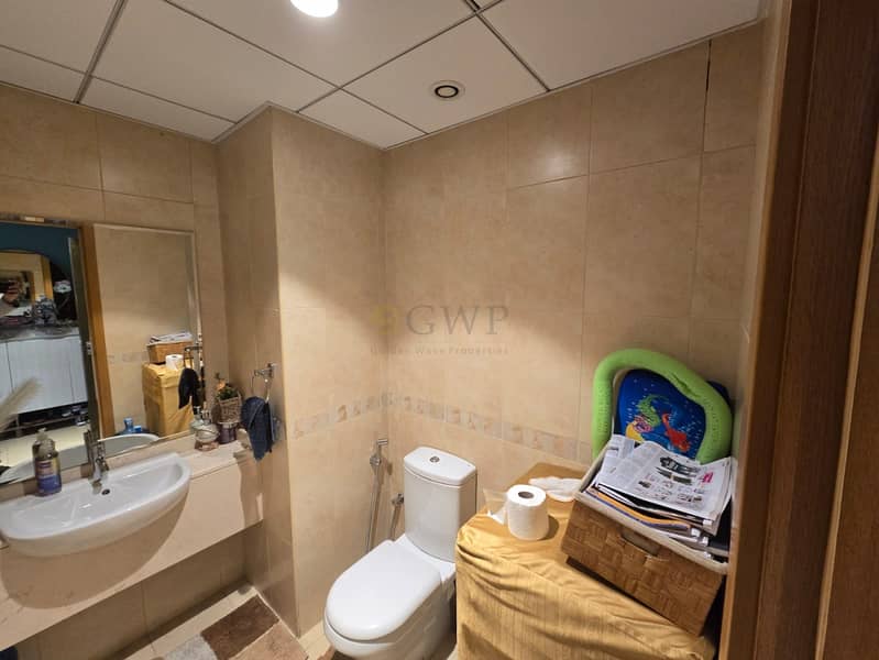 Spacious 2 b/r. Maids Room. Vaastu unit. Motivated - Image 7