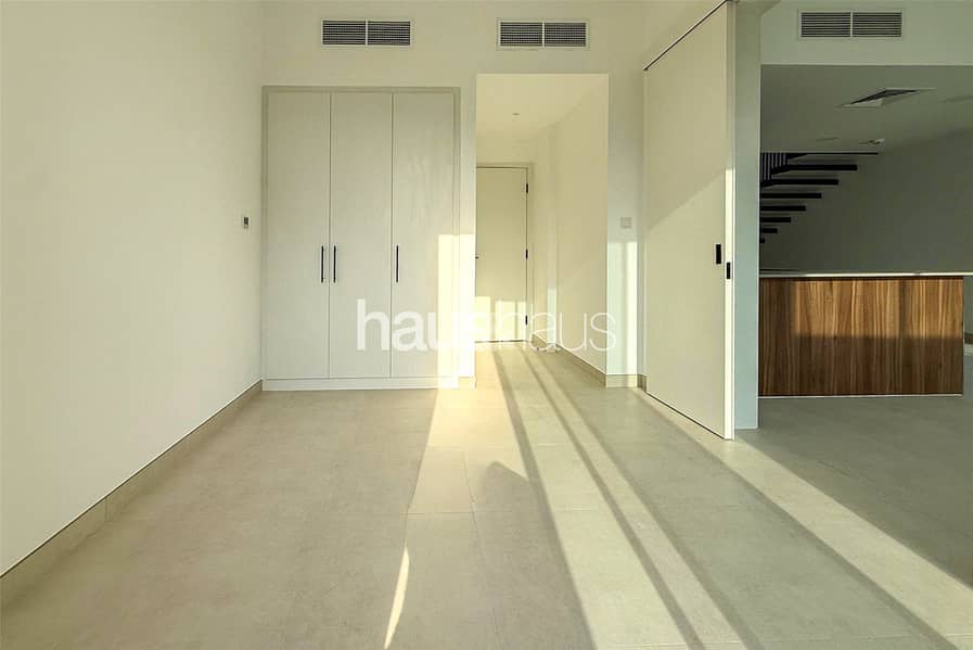 Vacant | Corner Plot | Unfurnished | Huge Garden |