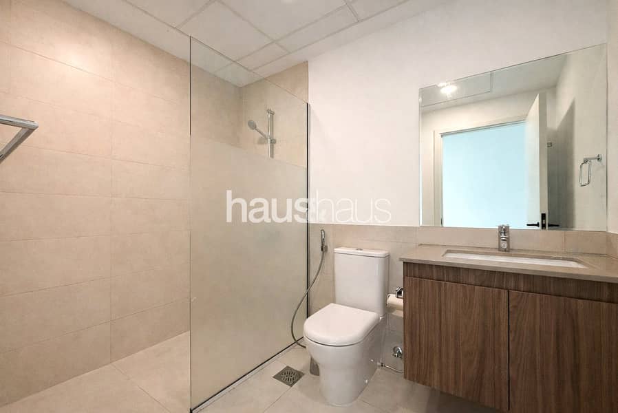 Vacant | Corner Plot | Unfurnished | Huge Garden | - Image 6