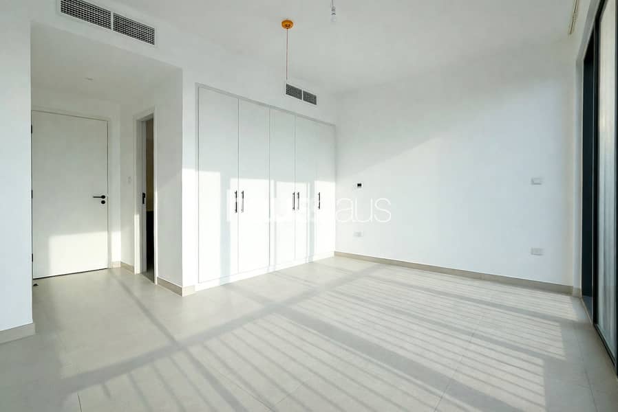 Vacant | Corner Plot | Unfurnished | Huge Garden | - Image 8