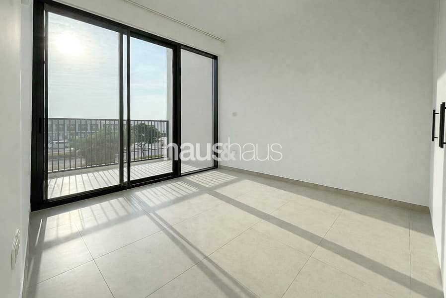 Vacant | Corner Plot | Unfurnished | Huge Garden | - Image 10