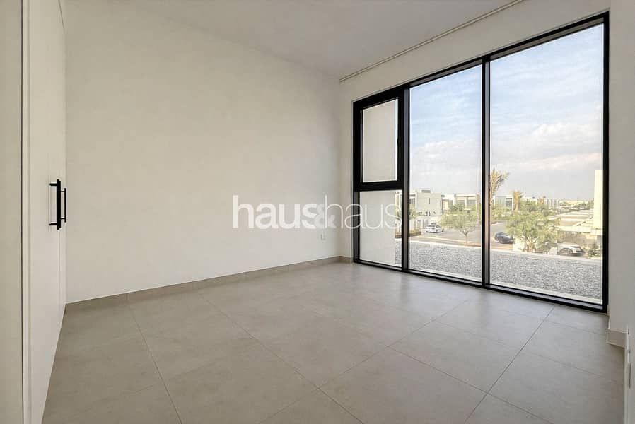 Vacant | Corner Plot | Unfurnished | Huge Garden | - Image 12