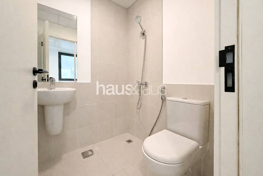 Vacant | Corner Plot | Unfurnished | Huge Garden | - Image 16